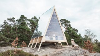 The Nolla Cabin was primarily built from Kerto LVL, a lightweight and durable Finnish plywood. It was then fastened together with screws.