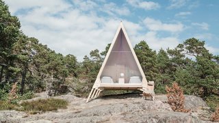 The cabin's "paws" elevate the structure, making it easy to transport and assemble. This also helps to not leave a trace on the landscape.