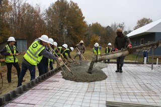 3rd-Year fall semester students from Ree’s Home project working on the elevated slab foundation, which includes a perimeter wall of CMU block compacted with engineered dirt and filled with gravel.