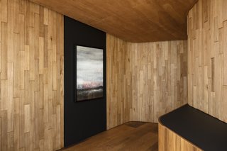 The bespoke interiors are also furnished with specially commissioned artworks, including pieces by local artists Helene Weeding and collaborators Brigitte de Villiers and Bill Cromer of Landslide.