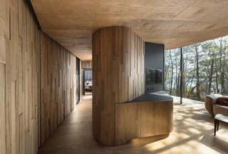 Solid Tasmanian Oak hardwood with a Whittle Waxes stain finish was applied in varying lengths and thicknesses for the wall cladding. Tasmanian Oak Delegatensis plywood with the same stain finish line the floors and ceilings.