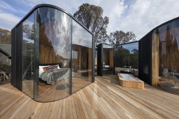 All Coastal Pavilions are outfitted with a king-size bed. They also have a separate living area, including an outdoor bathtub, a bio-ethanol fireplace, as well as Wi-Fi and local treats.