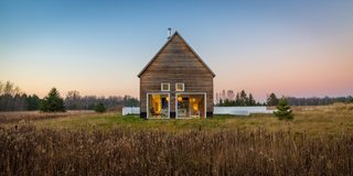 White windows and trim match the fences and provide a pop of contrast against the natural materials.