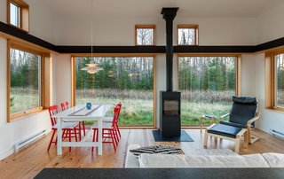Black Richlite also wraps around the living area as an interior band above the wooden shelf.