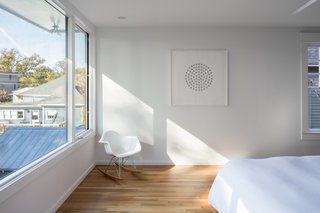 "The bedrooms are completely separate from one another, filled with light, and oriented toward beautiful views of the surrounding context and downtown Raleigh," note the architects.