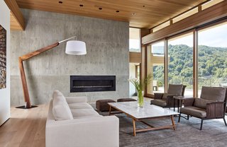 The neutral color palette was carried over to the interior design, a collaborative effort between Connie Wong, the senior interior designer at Swatt Miers Architects, and Elisa Chambers of Snake River Interiors.