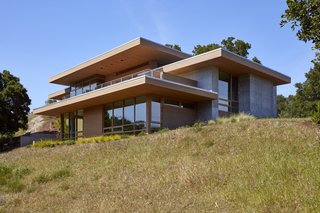 "The roof of the lower level becomes the terrace of the upper level, with unobstructed views to the south," says principal architect Robert Swatt.
