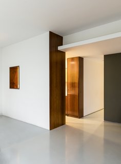 "Imbuia wood has a rich texture that contrasts with the floor and gives character to the surroundings," adds the firm.