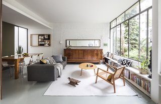The solid timber sideboard and framed mirror had belonged to the owner’s grandmother, and are now prominently positioned in the living room.