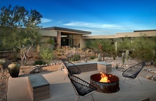 The natural palette and integration of outdoor living rooms blend the house into the desert landscape. In addition to rammed earth, integral color-synthetic stucco was used for the exterior walls.