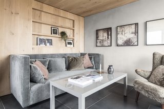 A variety of surface materials give a tactile feel to the holiday home; natural timbers and plush seating creates a cozy and inviting atmosphere.