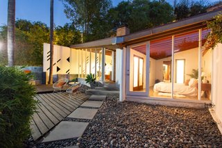 The sculptural butterfly roof accentuates views.