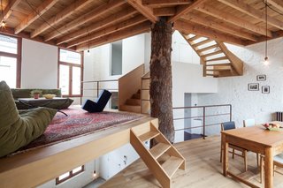 Above the atelier are the kitchen, dining room, and living room—each placed on a separate floor.