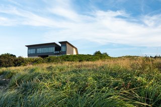 Located on the southern shore of Nova Scotia in Kingsburg, Treow Brycg is set in wild landscape of rocks, the sea, and tall grasses.