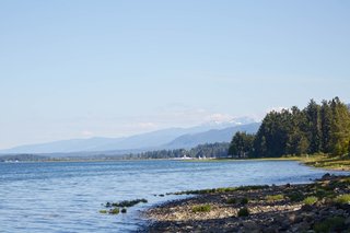 Located in Vancouver Island’s Craigdarroch Beach neighbourhood, Kyst Hus overlooks stunning vistas of Gilles Bay and offers easy access to kayaking, canoeing, and swimming.