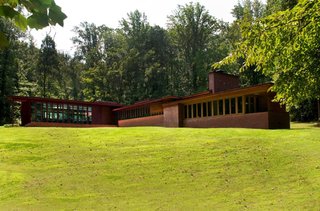 Set far back on a wooded 7.2-acre property in Bernardsville, New Jersey, the James B. Christie House takes advantage of its private location with ample glazing.