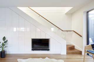 The stairs to the upper floor are bathed in natural light, thanks to a large skylight placed on the north side of the extension's roof.