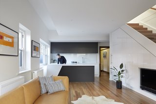 Spotted gum flooring was used throughout the living spaces. The ground floor houses the kitchen, living room, and dining areas as well as two bedrooms. The upper floor contains the master suite.