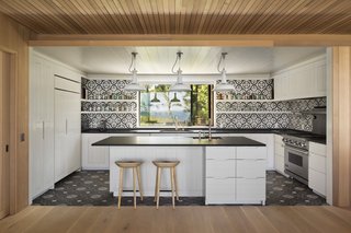 The kitchen includes appliances from Viking, Gagenau, and Aga.