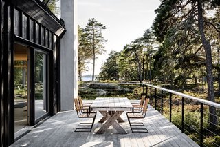 The exterior decks are made of silicon-modified pine from OrganoWood.