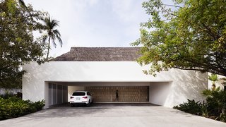 In a nod to the local vernacular, the palapa-style roof is covered in dried palm leaves. The thatched roof cover also helps deflect solar heat gain and aid in thermal insulation.