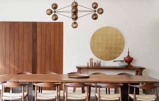 The interiors were dressed by MUMO, and the light design is by Artenluz.
