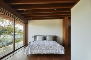 The Lath House consists of four bedrooms, three of which are located upstairs. The ceilings are made of natural reed.