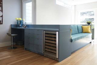 On the second floor, the Megacabinet culminates in a desk with a buffet and a wine fridge, as well as a sofa with hidden storage.