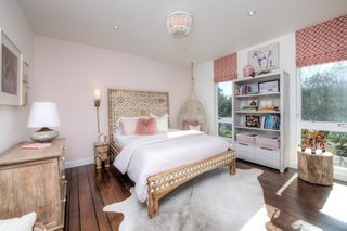 The house include five bedrooms. 