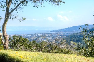 The house overlooks views of the San Francisco skyline and the bay.