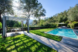 Hedgerows lend the property an element of privacy without detracting from views. 