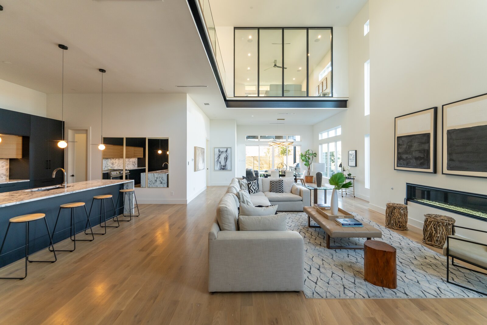 Photo 3 of 4 in Lower Greenville Luxury Boasting Dallas Skyline Views