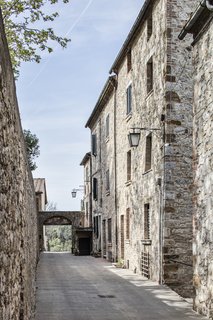 An Old Stone Building in Tuscany Becomes a Modern Hideaway - Photo 2 of 10 -