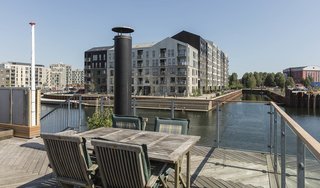 The surrounding network of canals crisscrossing the harbour create a cozy and tranquil atmosphere.