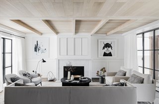 With its tranquil color palette and casual furnishings, the living room oozes laid-back sophistication. 