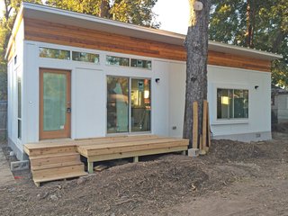 At 550 square feet, Ma Modular’s "Grand Ma" model is one of the larger modular homes under $200K on our list. Prices vary—modular home prices in Texas for this model are $225 per square foot, bringing the Grand Ma to about $124,000. Modular home prices in Pennsylvania for the same model are somewhat less, at $118,000. Finally, to own the Grand Ma in Florida, you’ll pay about $107,000.