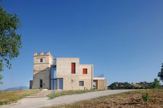 How They Pulled It Off: A Hilltop Home in Italy Built Around a 17th-Century Watchtower