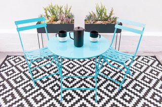 Each apartment has a small outdoor living space, so as to take advantage of the California sunshine.