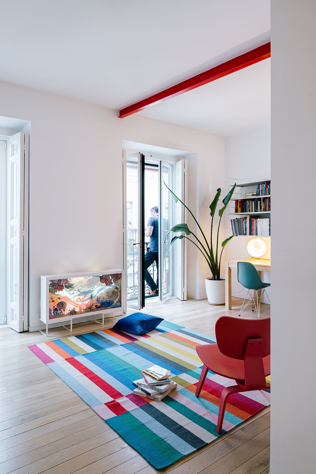 Photo 6 of 17 in Pockets of Color Turn a Ho-Hum Madrid Flat Into a ...