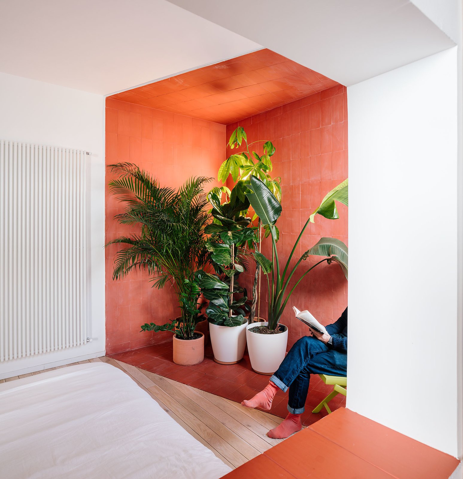 Photo 15 of 17 in Pockets of Color Turn a Ho-Hum Madrid Flat Into a ...