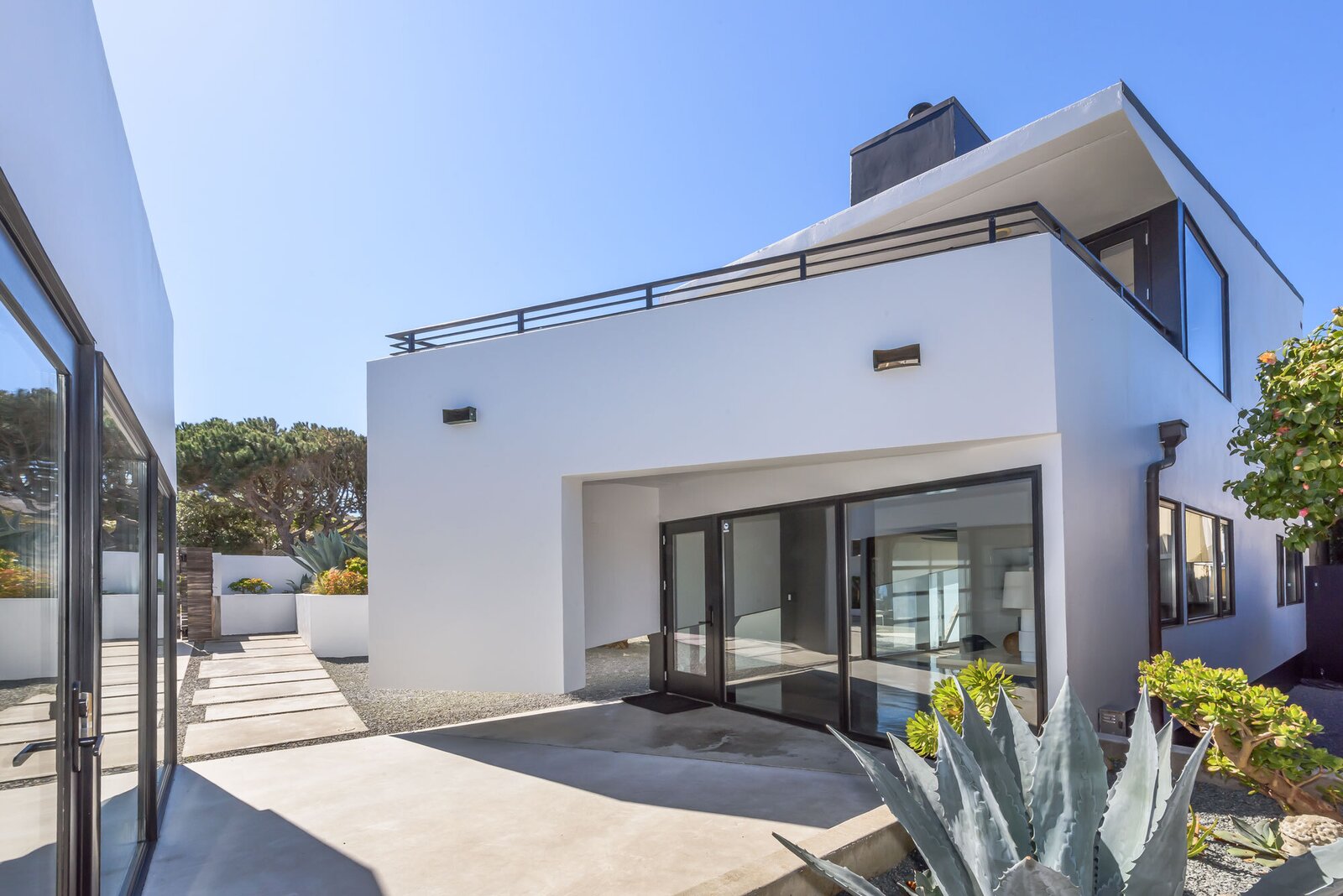 Photo 17 of 27 in Modern California Beach House by Dave Earl - Dwell