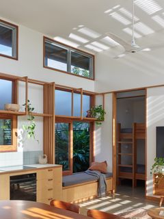 An Entire Wall of Screens Opens This Australian Beach Home to Its Breezy Setting