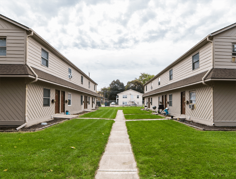 Apartment for Rent in 826 W Hillcrest Dr, DeKalb, IL 60115 posted by