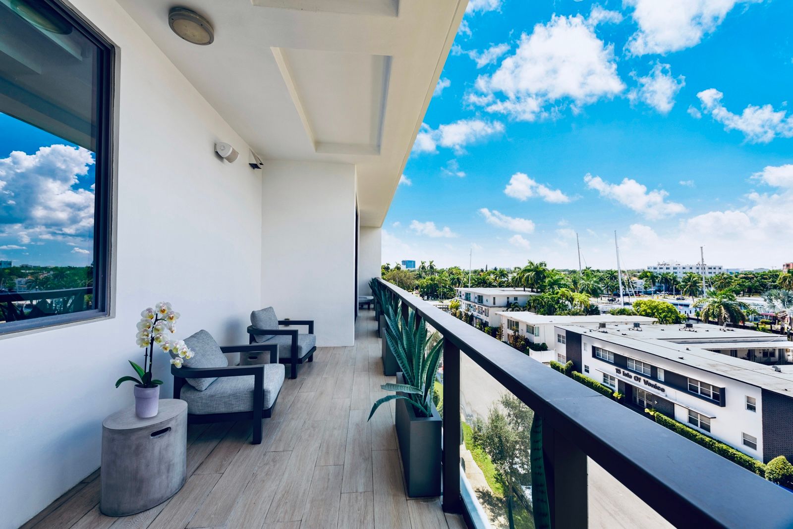 Photo 4 of 7 in James Bond-Inspired Penthouse with Private Rooftop and ...