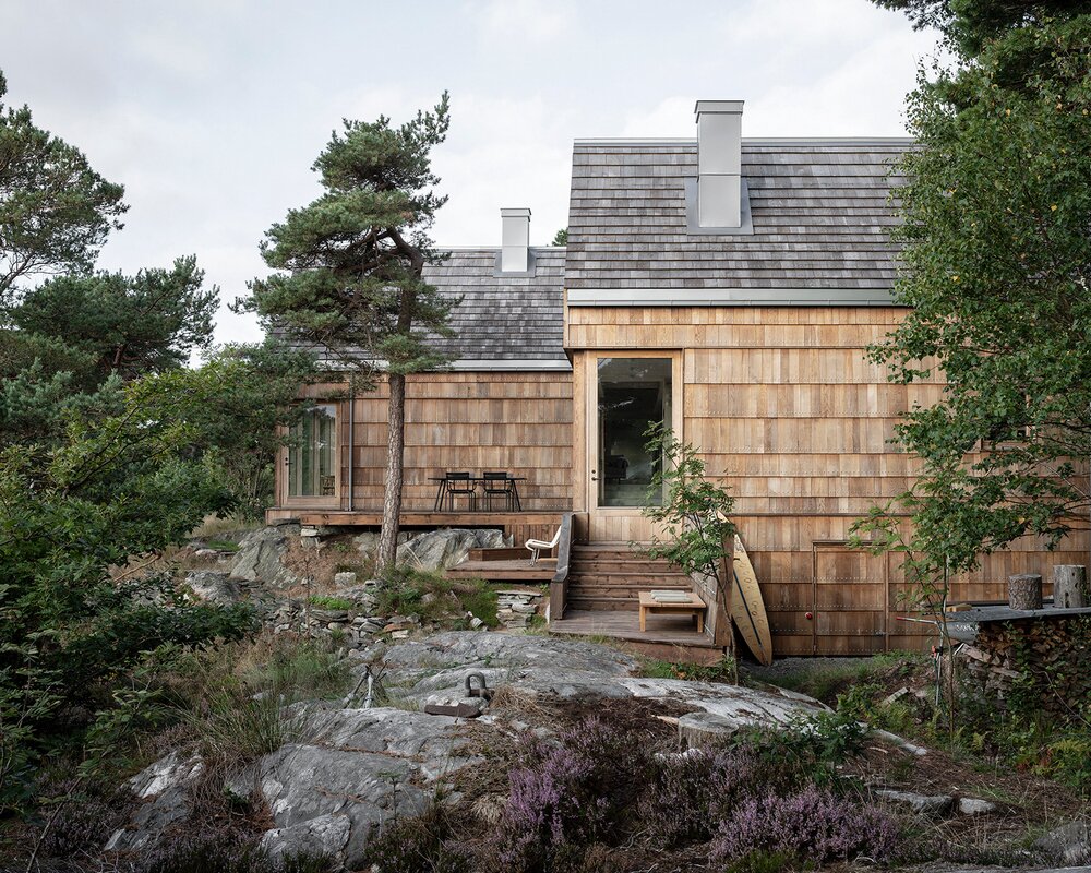 photo-7-of-23-in-this-shingle-clad-cabin-in-norway-came-to-life-with