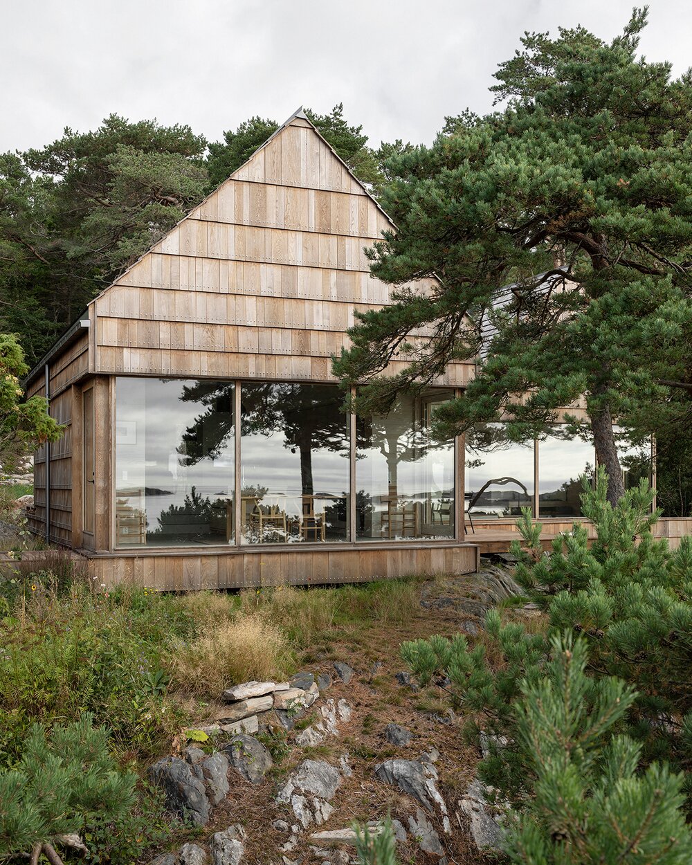 photo-3-of-23-in-this-shingle-clad-cabin-in-norway-came-to-life-with