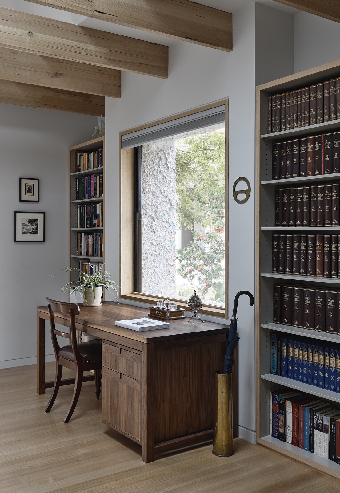 Photo 18 of 24 in Exposed Rafters Bridge This Australian Home With Its ...