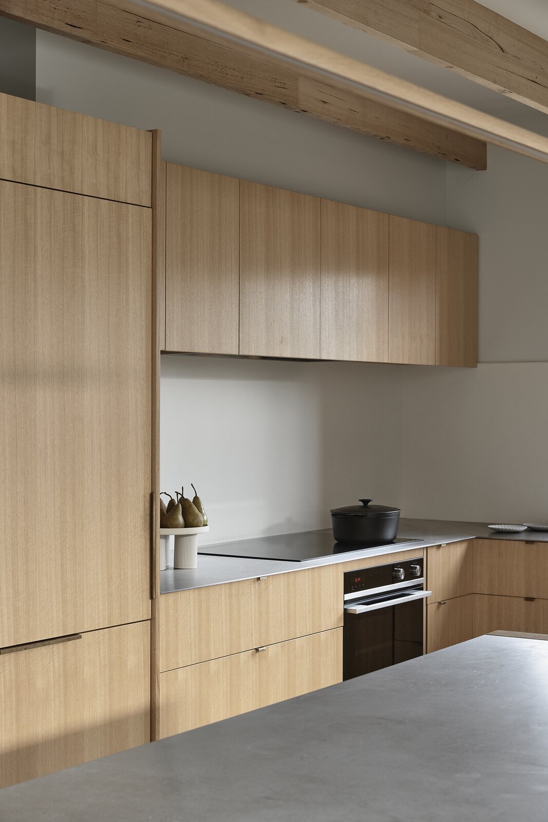 Photo 15 of 24 in Exposed Rafters Bridge This Australian Home With Its ...