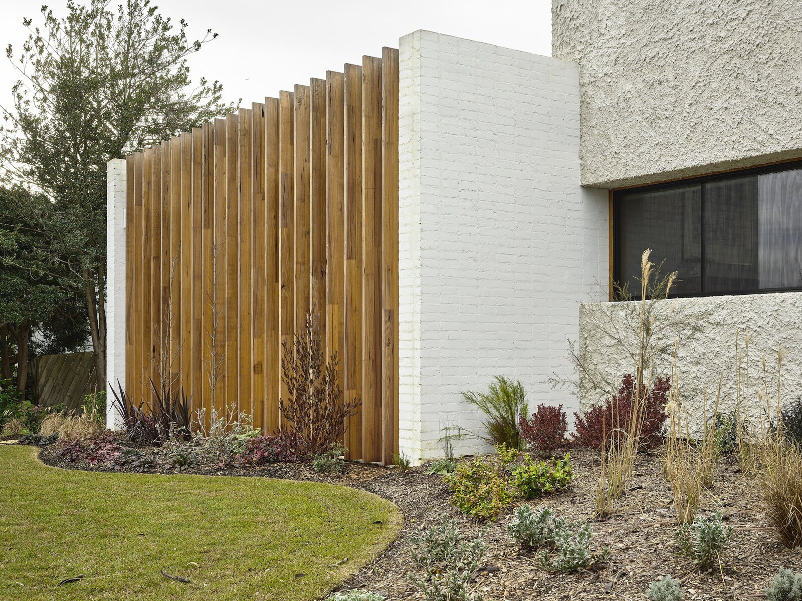 Photo 4 of 24 in Exposed Rafters Bridge This Australian Home With Its ...