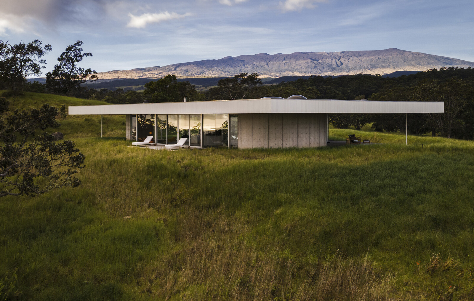 Photo 5 of 23 in In Hawaii, This Off-Grid Concrete House Is Powered by ... - Custom Off Grid Home Builders In Hawaii